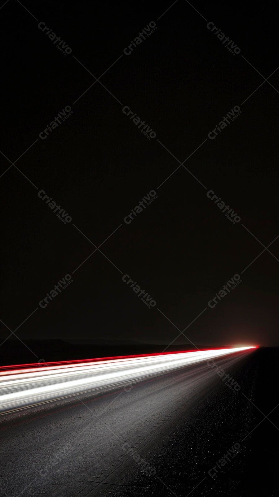 Rastros de luz de carro em estrada escura à noite