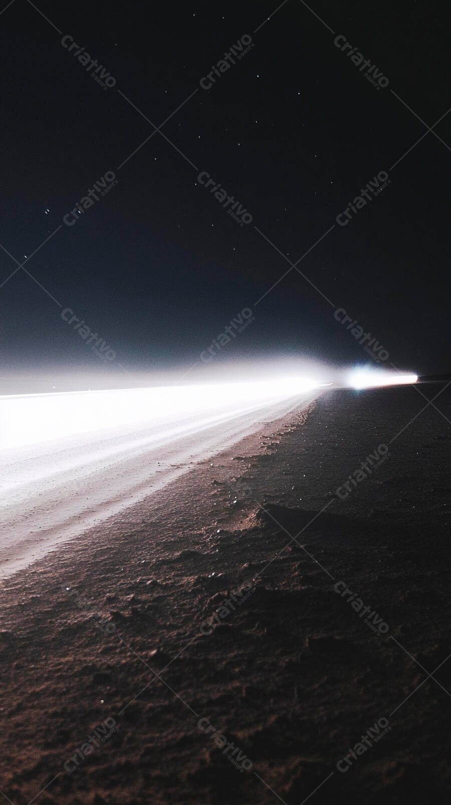 Rastros de luz de carro em estrada noturna sob céu estrelado