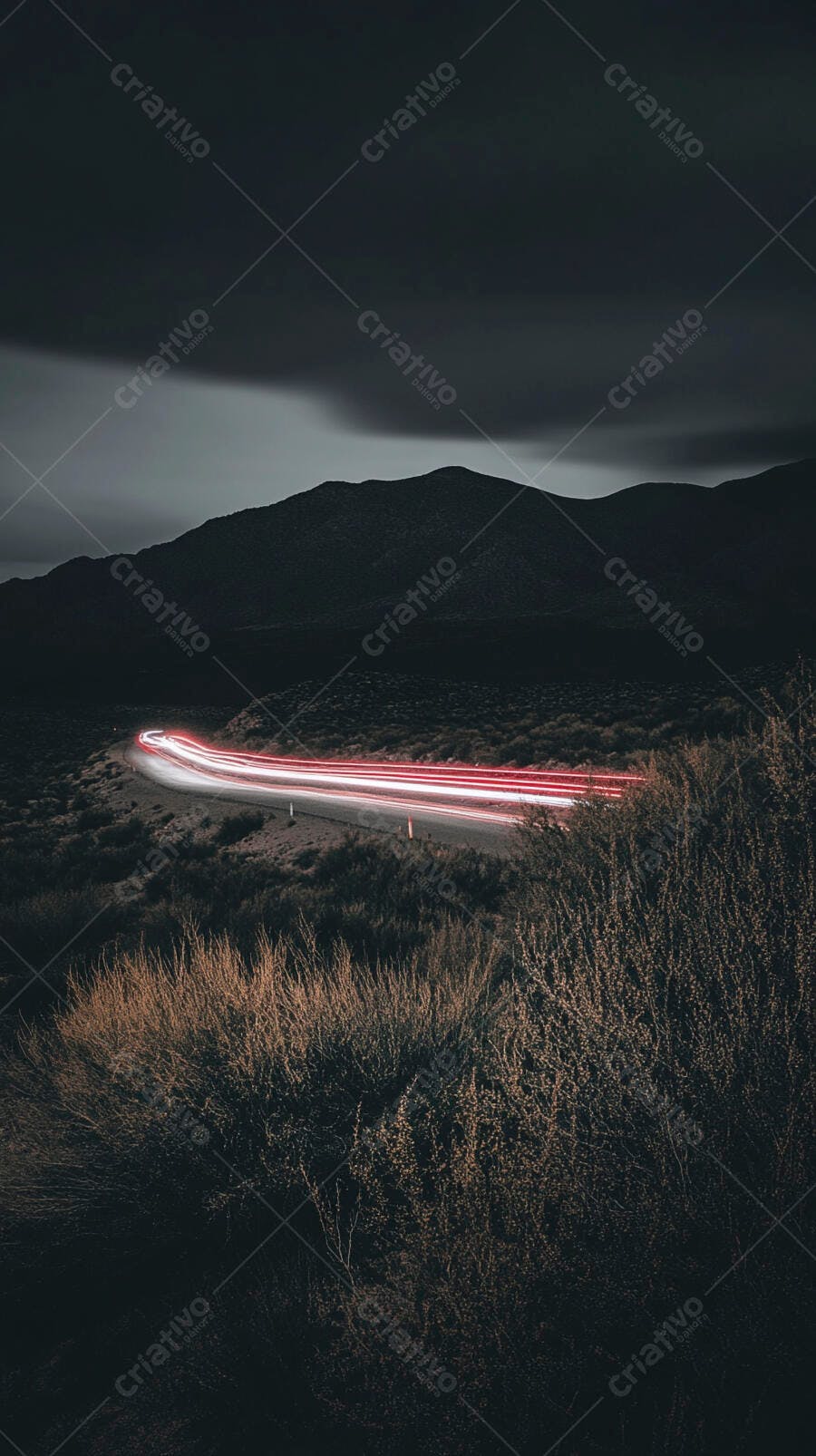 Estradas noturnas trilhas de luzes de carro em paisagem montanhosa desértica