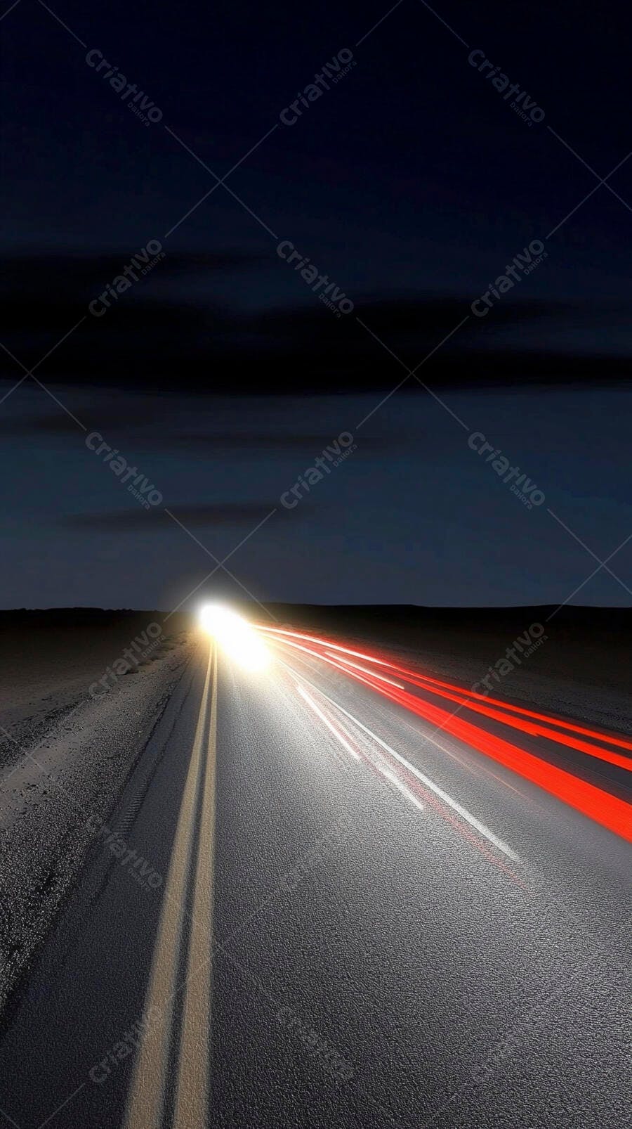 Estrada noturna com rastros de luz de veículos em movimento