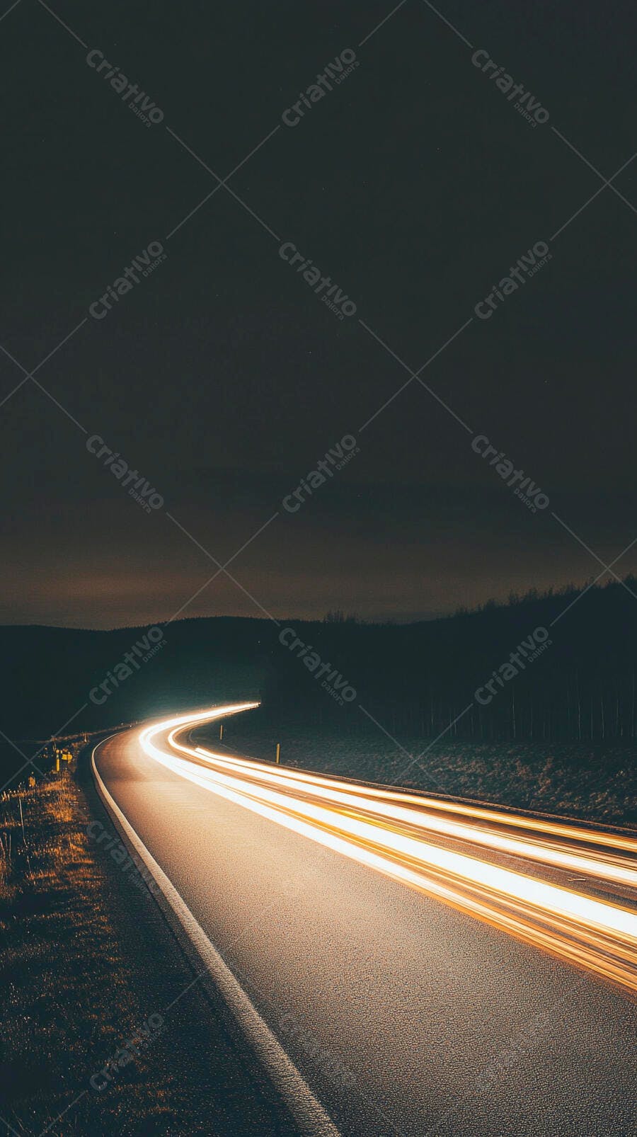 Estrada noturna com rastros de luz laranja de carros em movimento rápido