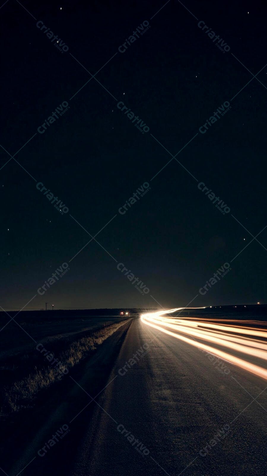 Estrada noturna com rastros de luz de carros em movimento rápido
