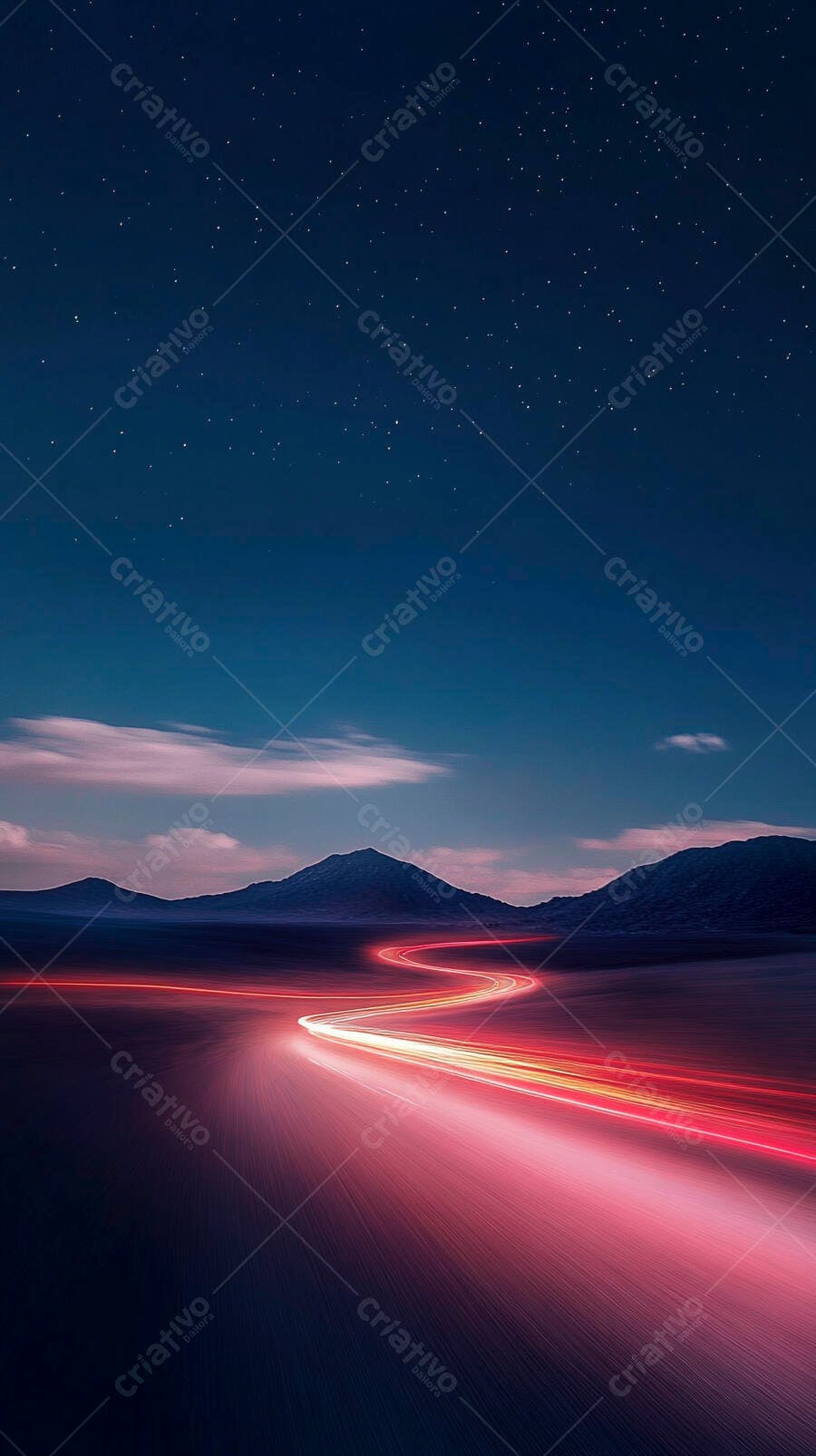 Estrada noturna com rastros de luz vermelha e céu estrelado sobre montanhas