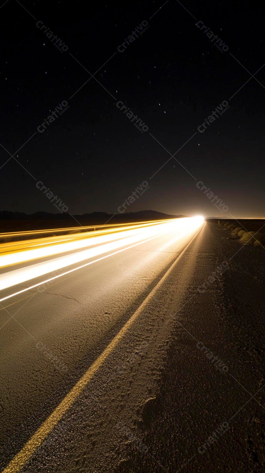 Estrada noturna com rastros de luz de veículos e céu estrelado