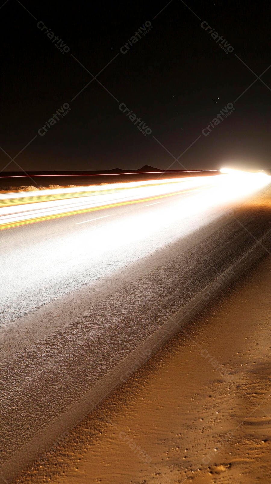 Carro em movimento na estrada noturna com rastros de luz long exposure