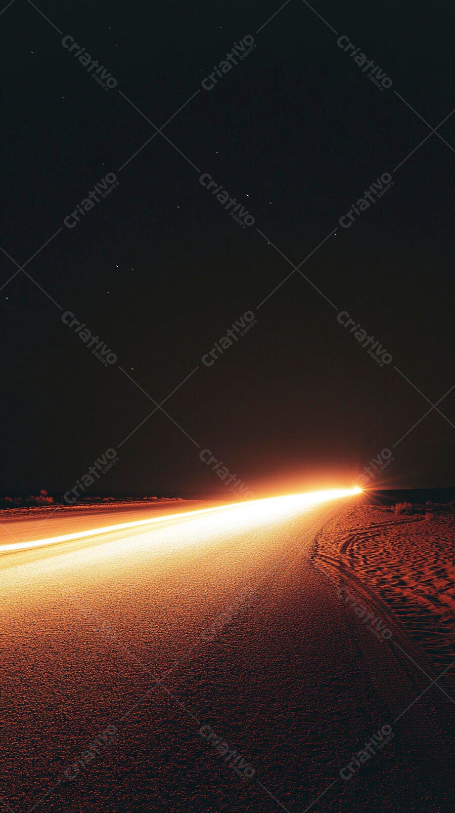 Luzes de carro em estrada noturna com rastro de longa exposição e estrelas
