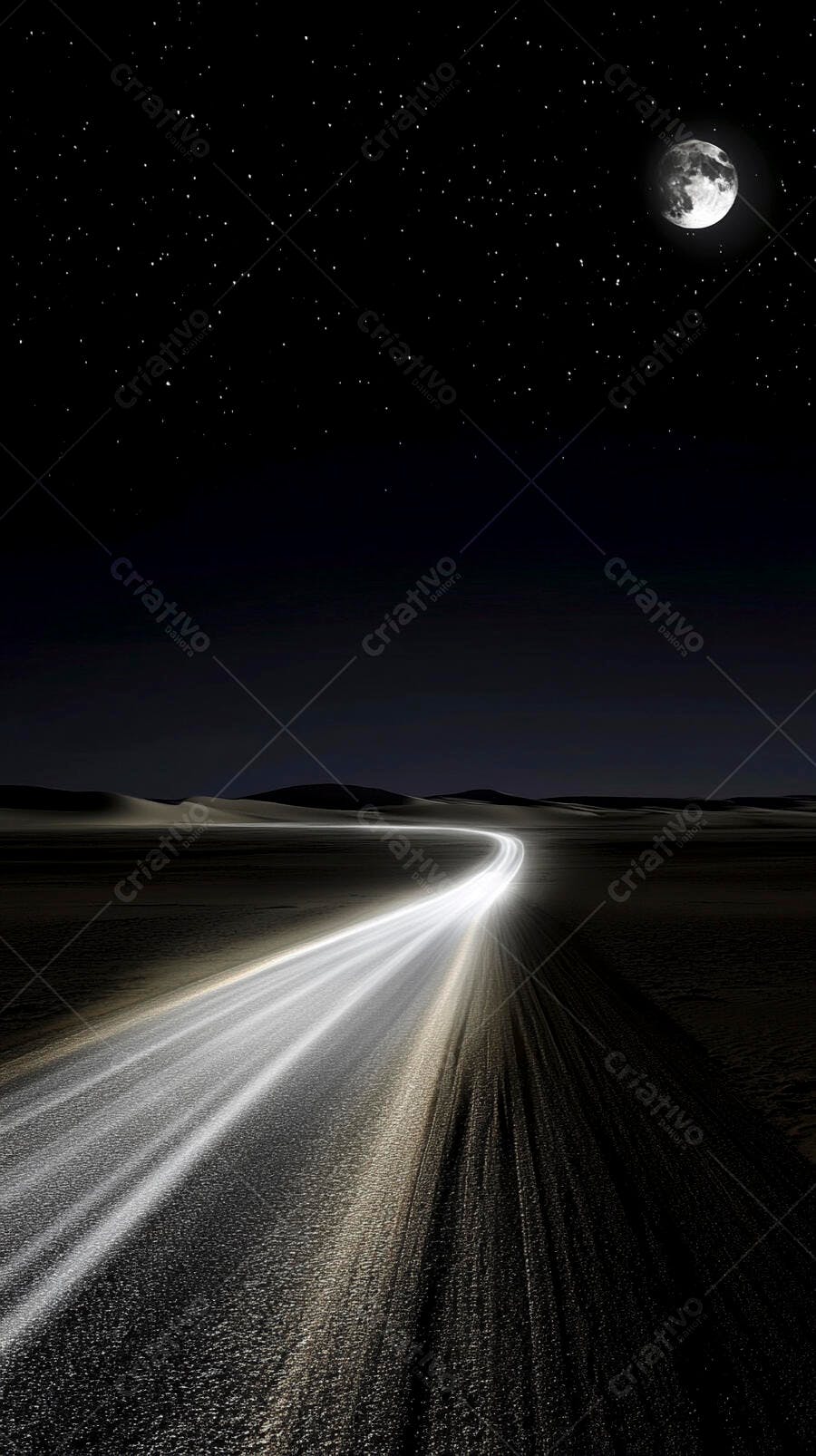 Estrada deserta com rastros de luz noturna e lua cheia
