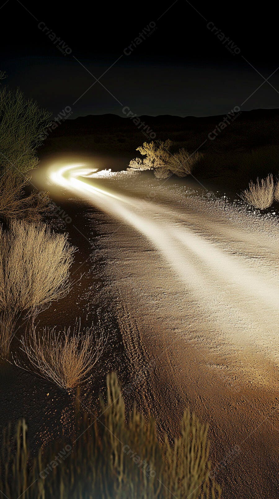 Estrada de terra iluminada por faróis na noite do deserto