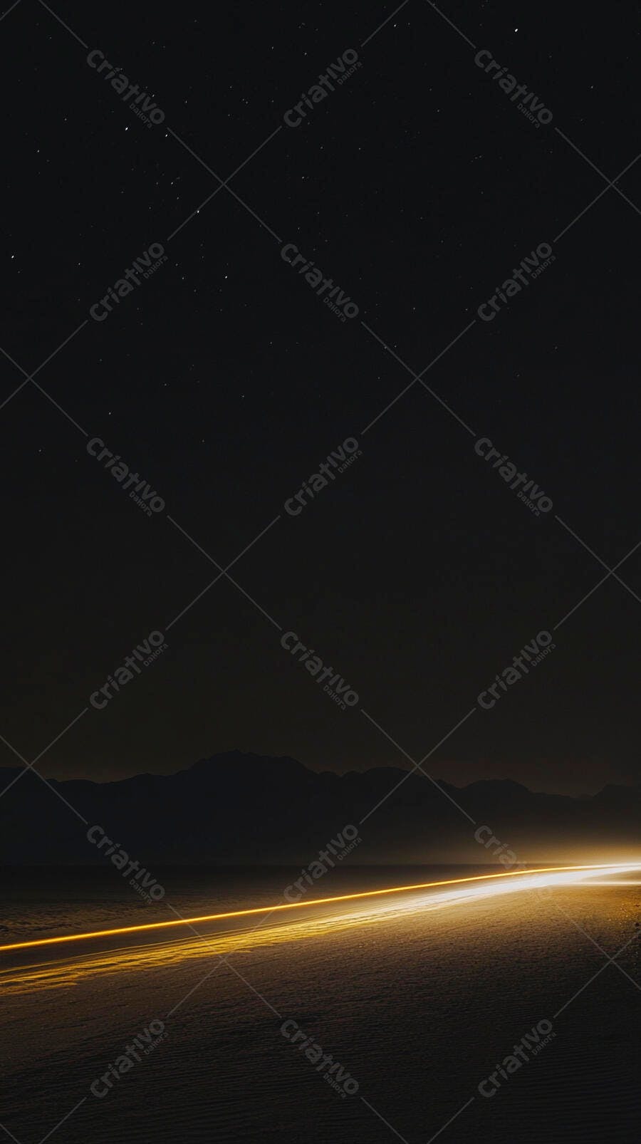 Trilhas de luz amarela em estrada deserta sob céu estrelado à noite