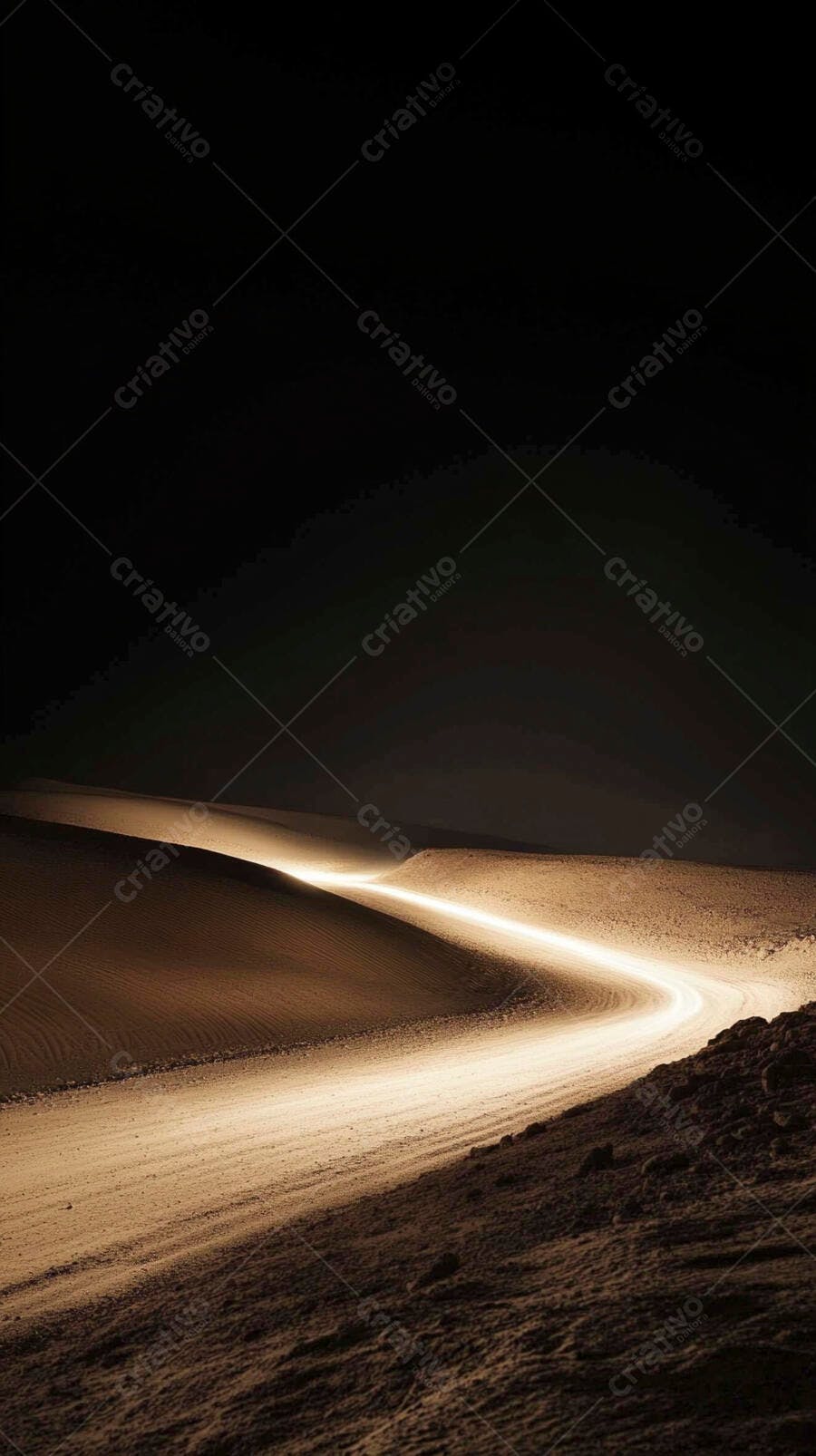 Caminho de areia iluminado por luz dourada à noite em dunas do deserto