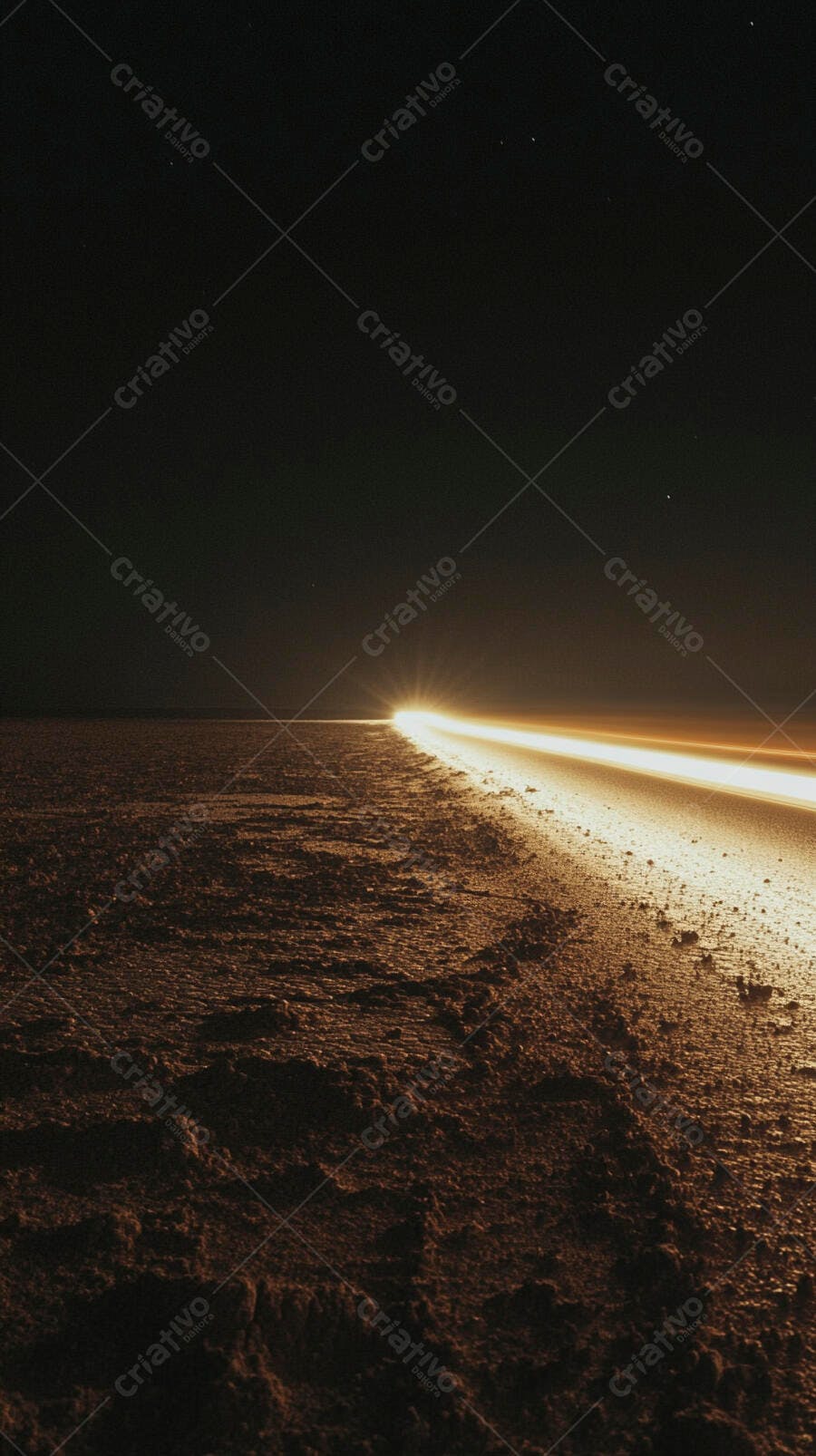 Rastro de luz de carro em estrada de terra no deserto à noite