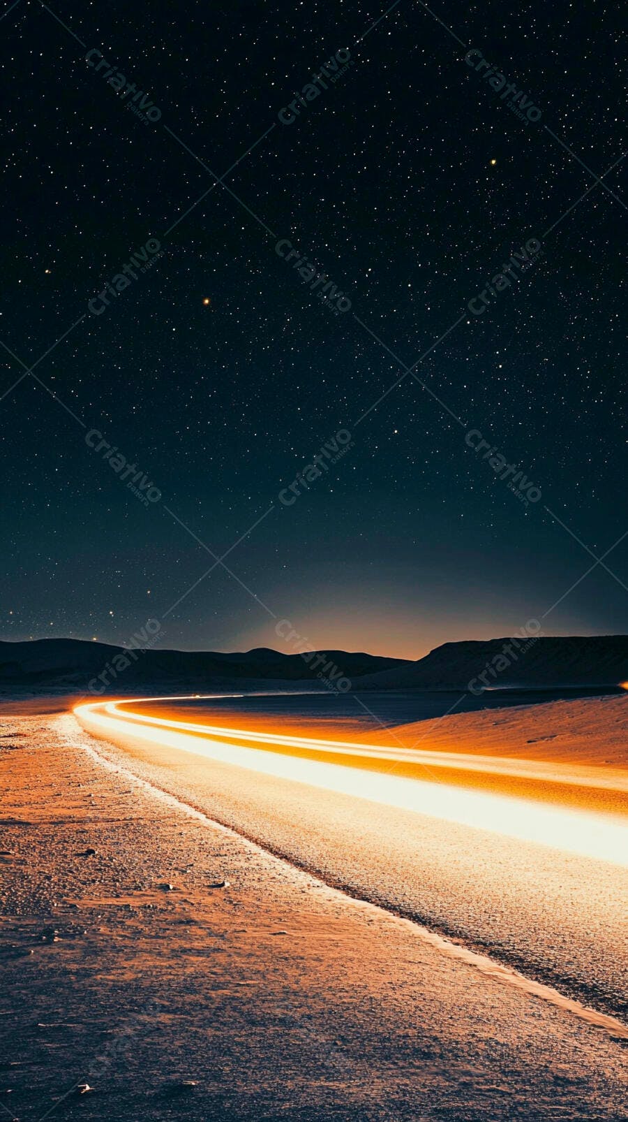 Estrada deserta à noite com rastros de luz e céu estrelado azul escuro