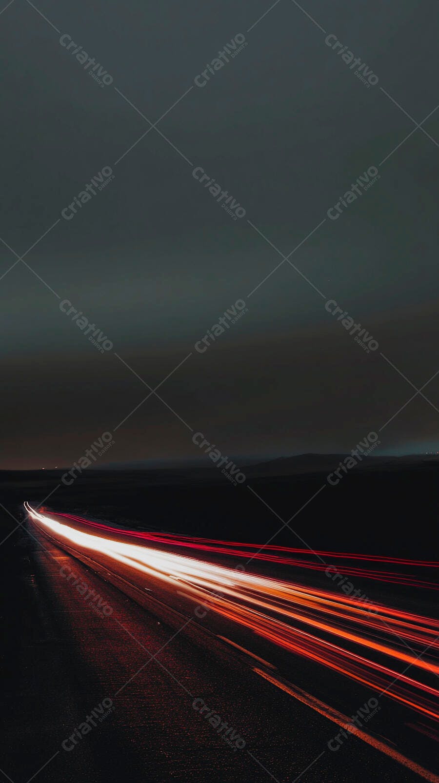 Luzes de carro em trilhas de longa exposição na estrada noturna