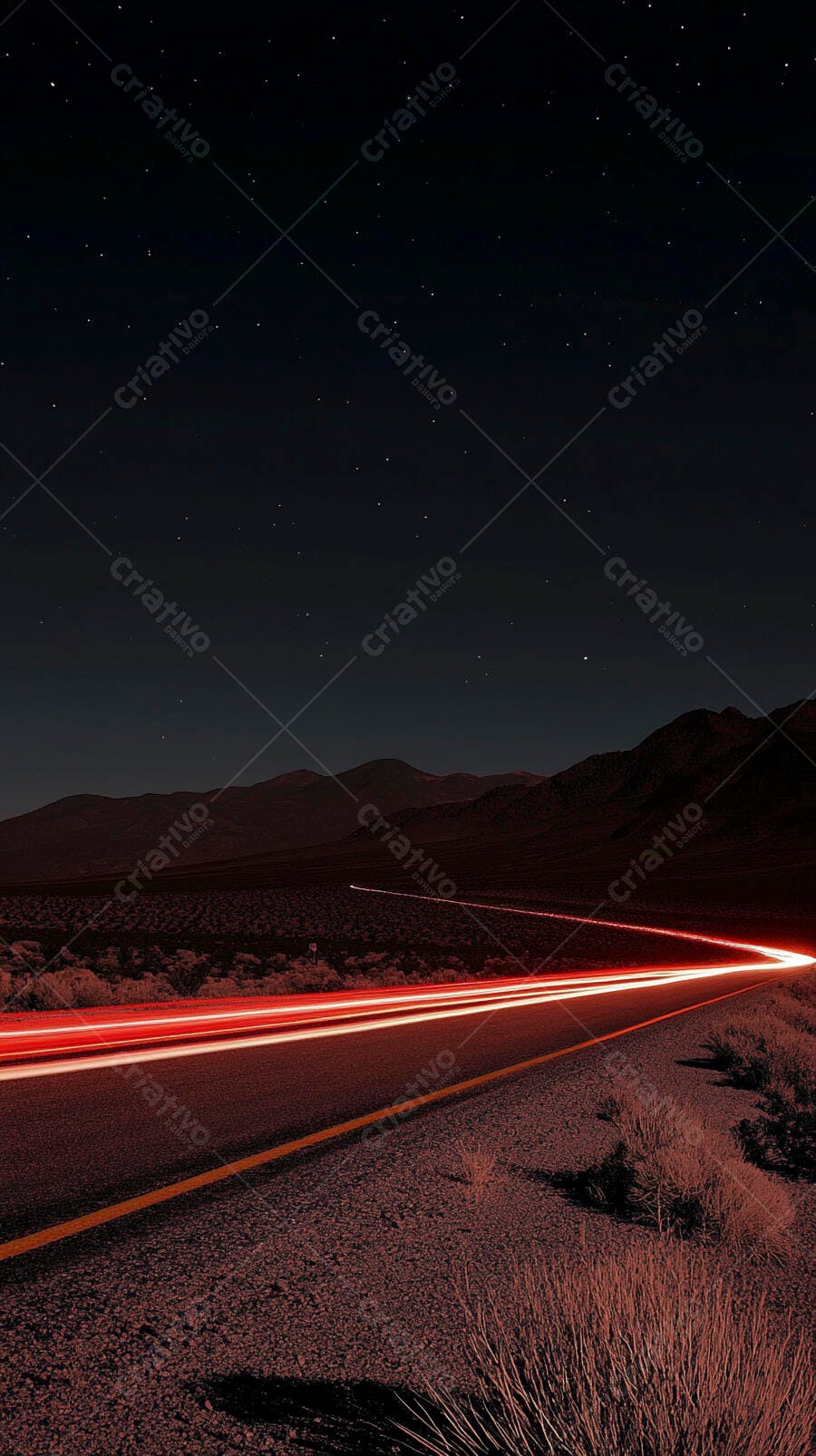 Estrada no deserto com rastros de luz de carro sob o céu estrelado noturno