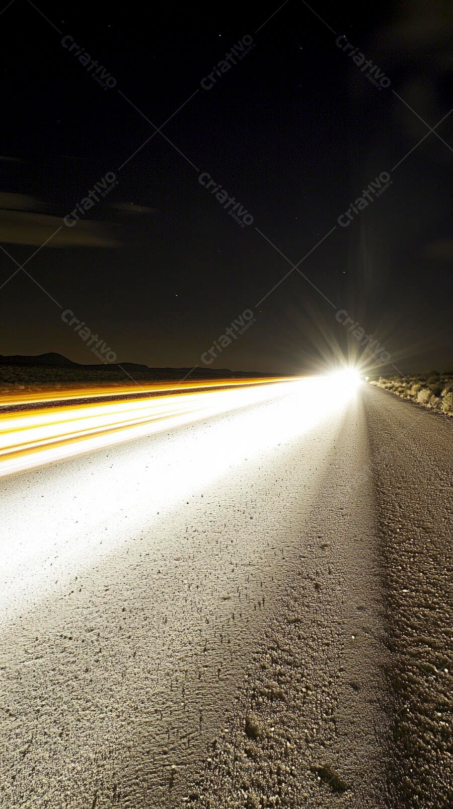 Carro em alta velocidade à noite na estrada de terra com rastros de luz