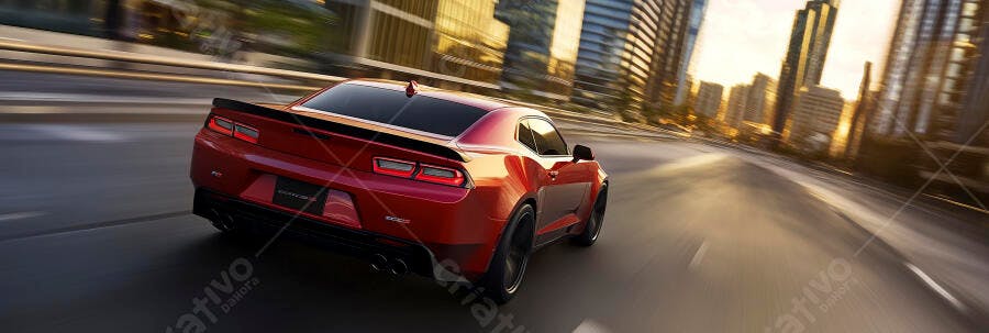 Carro esportivo vermelho dirigindo rápido na cidade ao pôr do sol