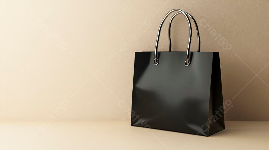 Bolsa de compras preta elegante com alças prateadas em fundo bege minimalista