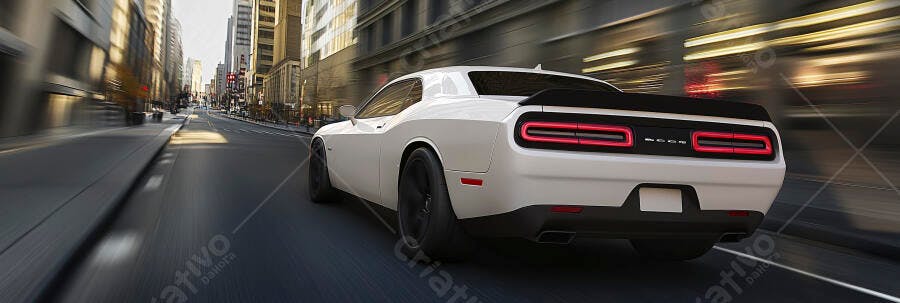 Carro esportivo branco em alta velocidade na rua da cidade