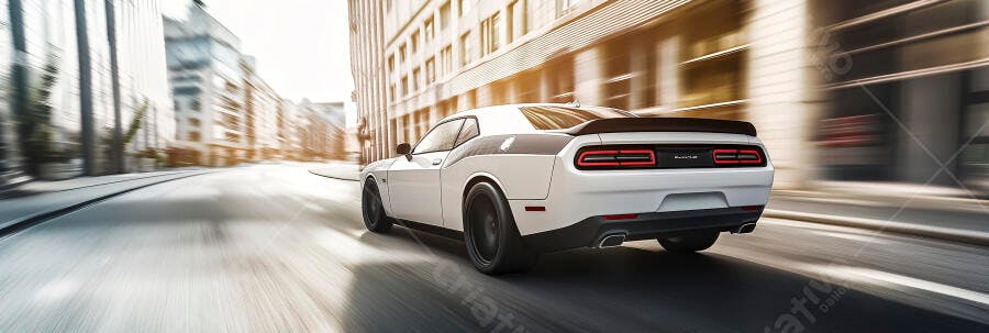 Carro esportivo branco com faixas escuras em movimento na cidade
