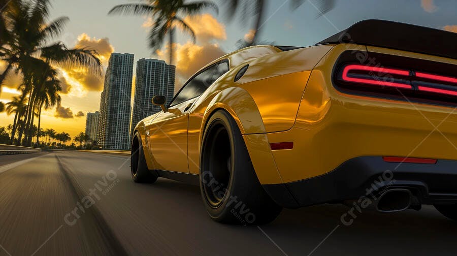 Carro esportivo amarelo em estrada urbana ao pôr do sol com palmeiras