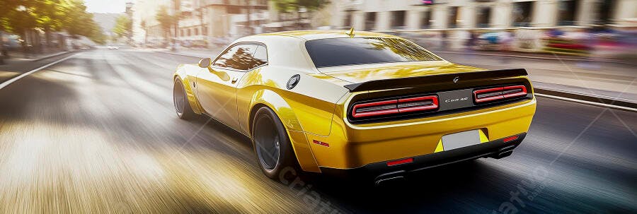 Carro esportivo amarelo ouro em alta velocidade na avenida