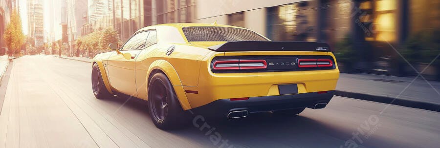 Dodge Challenger amarelo em movimento na rua da cidade ao fim de tarde