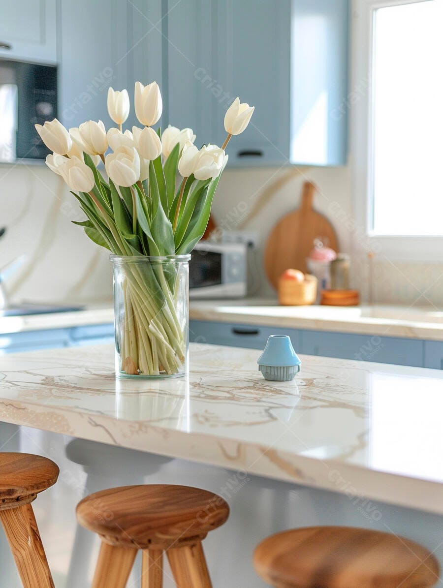 Vaso de tulipas brancas em cozinha moderna azul e mármore