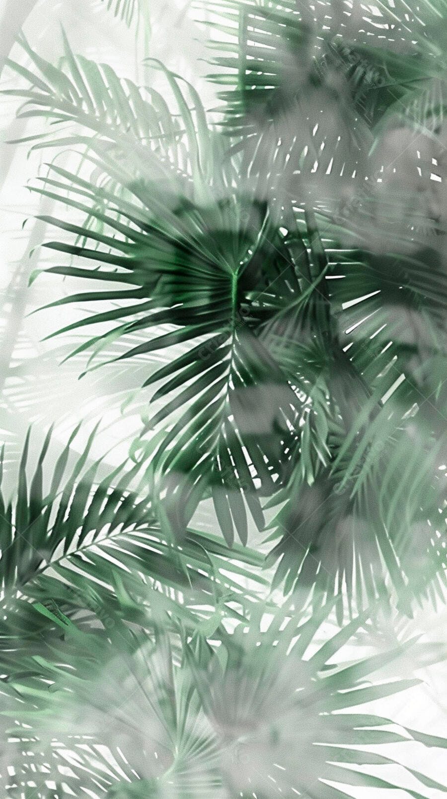 Palha de palmeira verde vibrante com folhagens tropicais claras