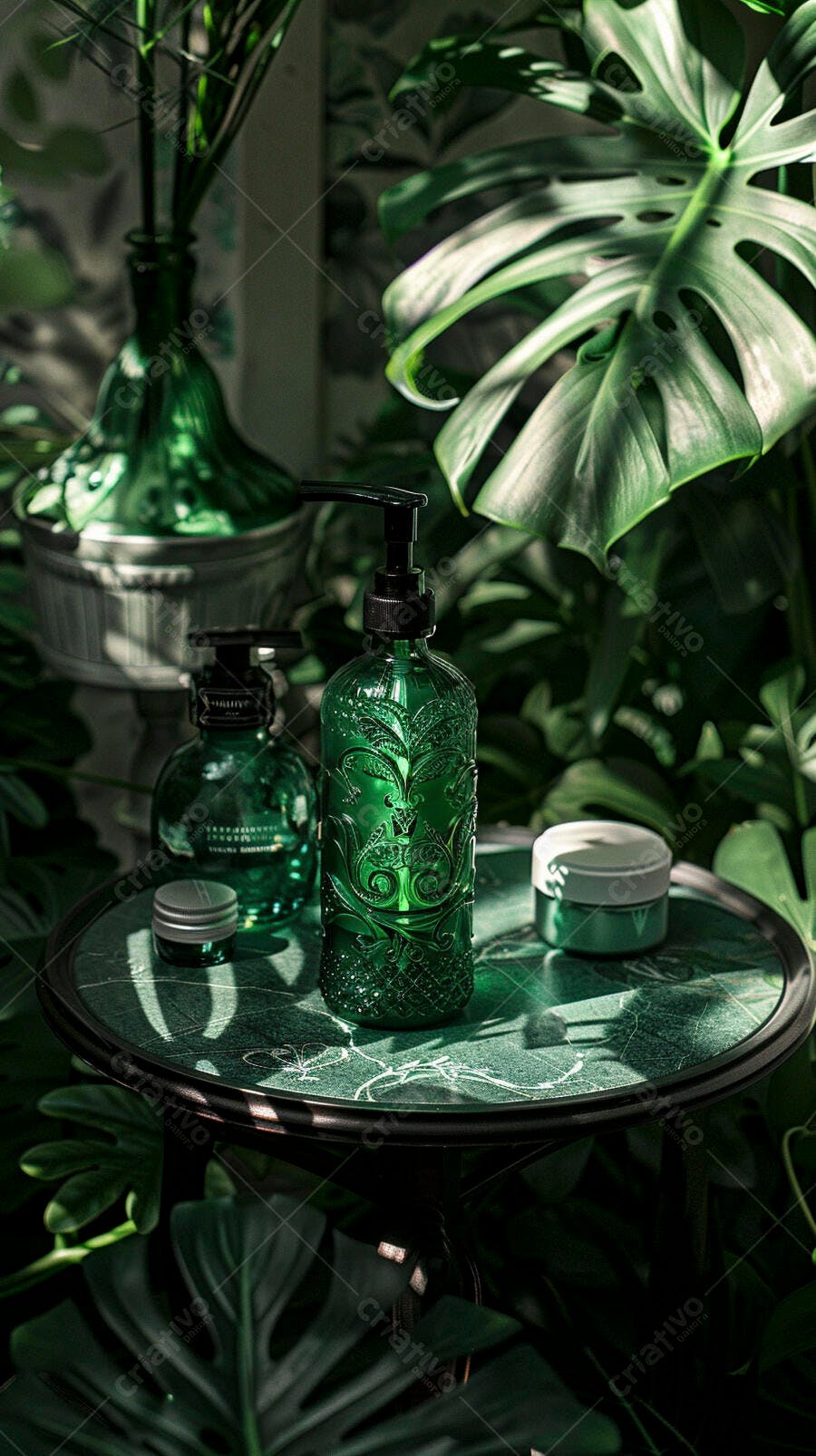 Frascos de vidro verde decorados produtos de banho em mesa de mármore e plantas tropicais