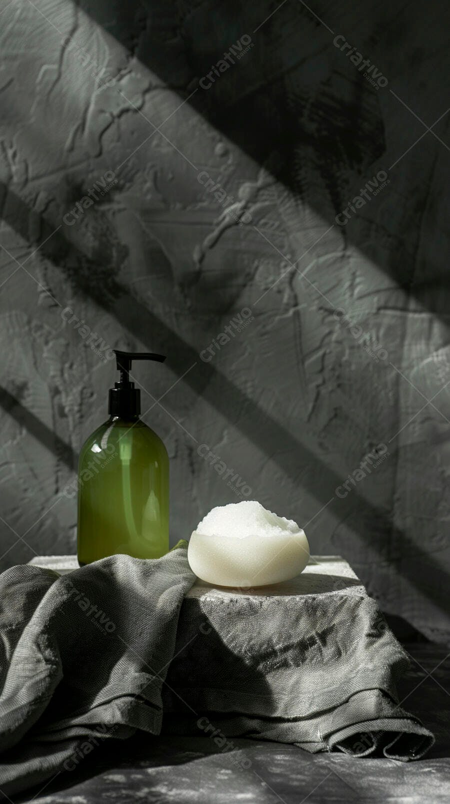 Garrafa de pump verde e sais de banho em ambiente minimalista com sombras