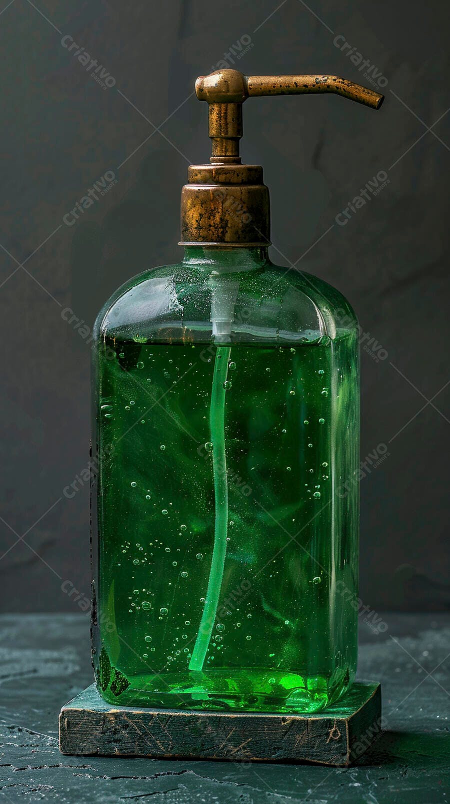 Frasco de sabonete líquido verde com pump dourado vintage