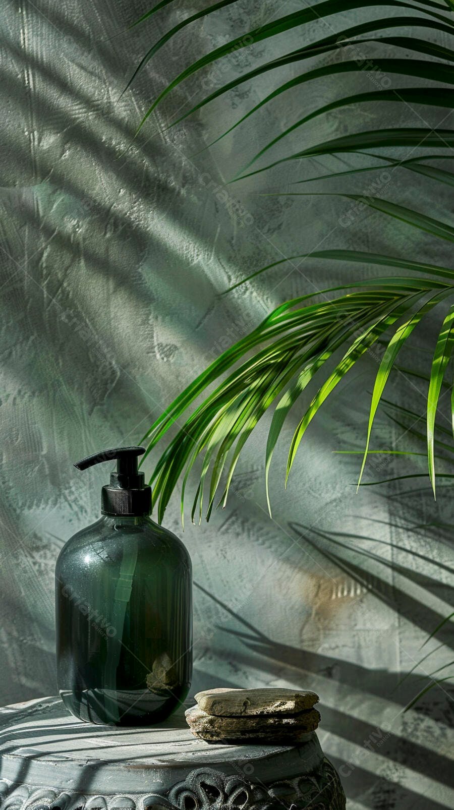Frasco de sabonete verde com planta e luz natural na parede texturizada