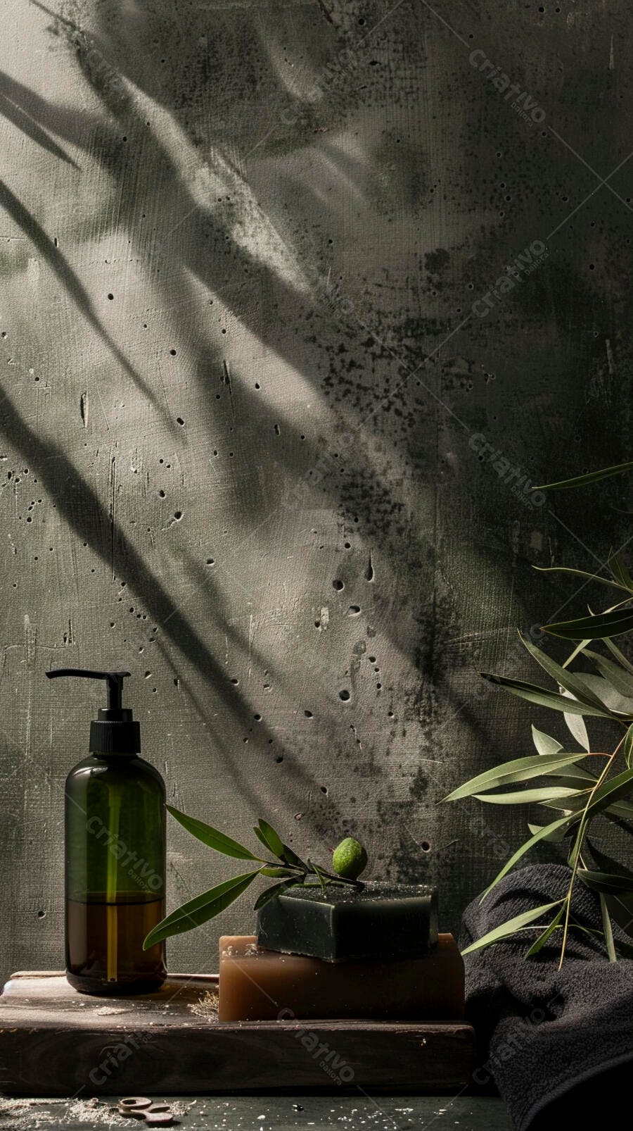Produtos de higiene natural e sustentáveis em fundo rústico com sombras