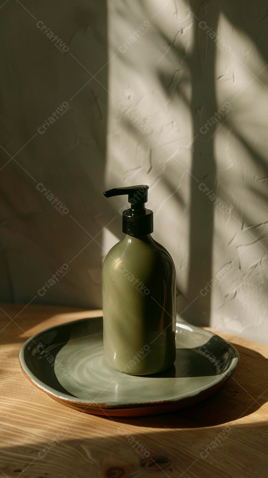 Frasco verde oliva de sabonete em prato cerâmico com sombra criativa