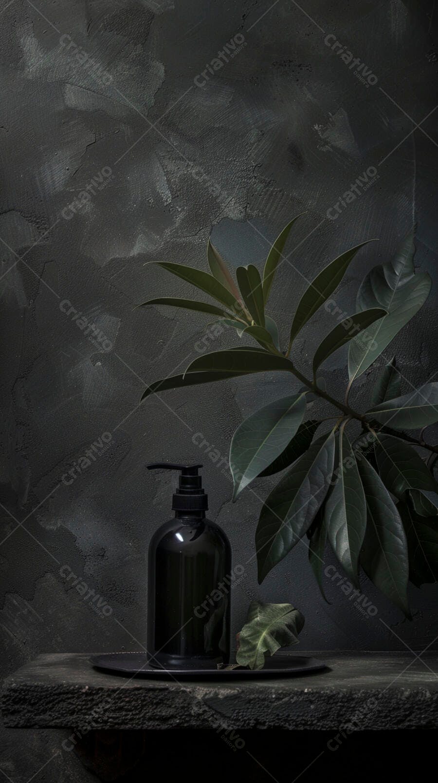 Frasco dispensador preto em mesa escura com folhagem verde minimalista