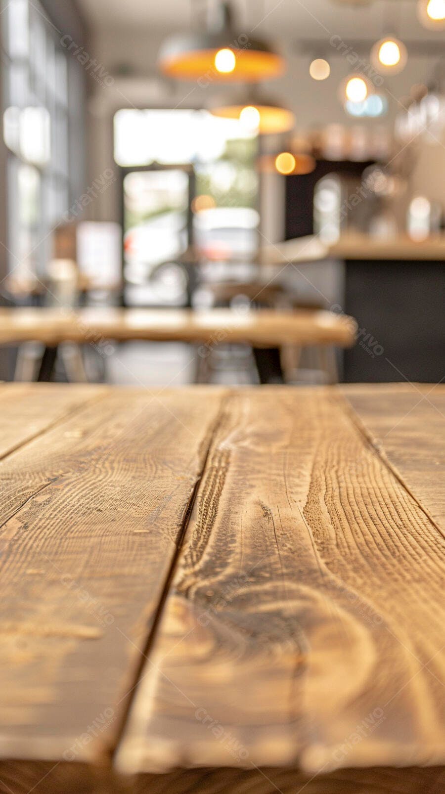 Mesa de madeira rústica em interior de café moderno com luzes quentes fundo desfocado