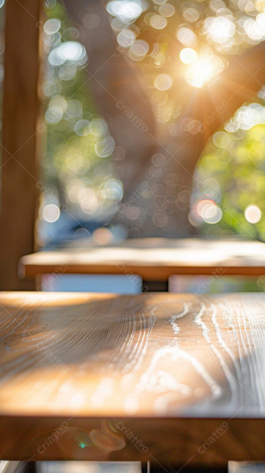 Mesa de madeira rústica com luz solar e bokeh em café ao ar livre