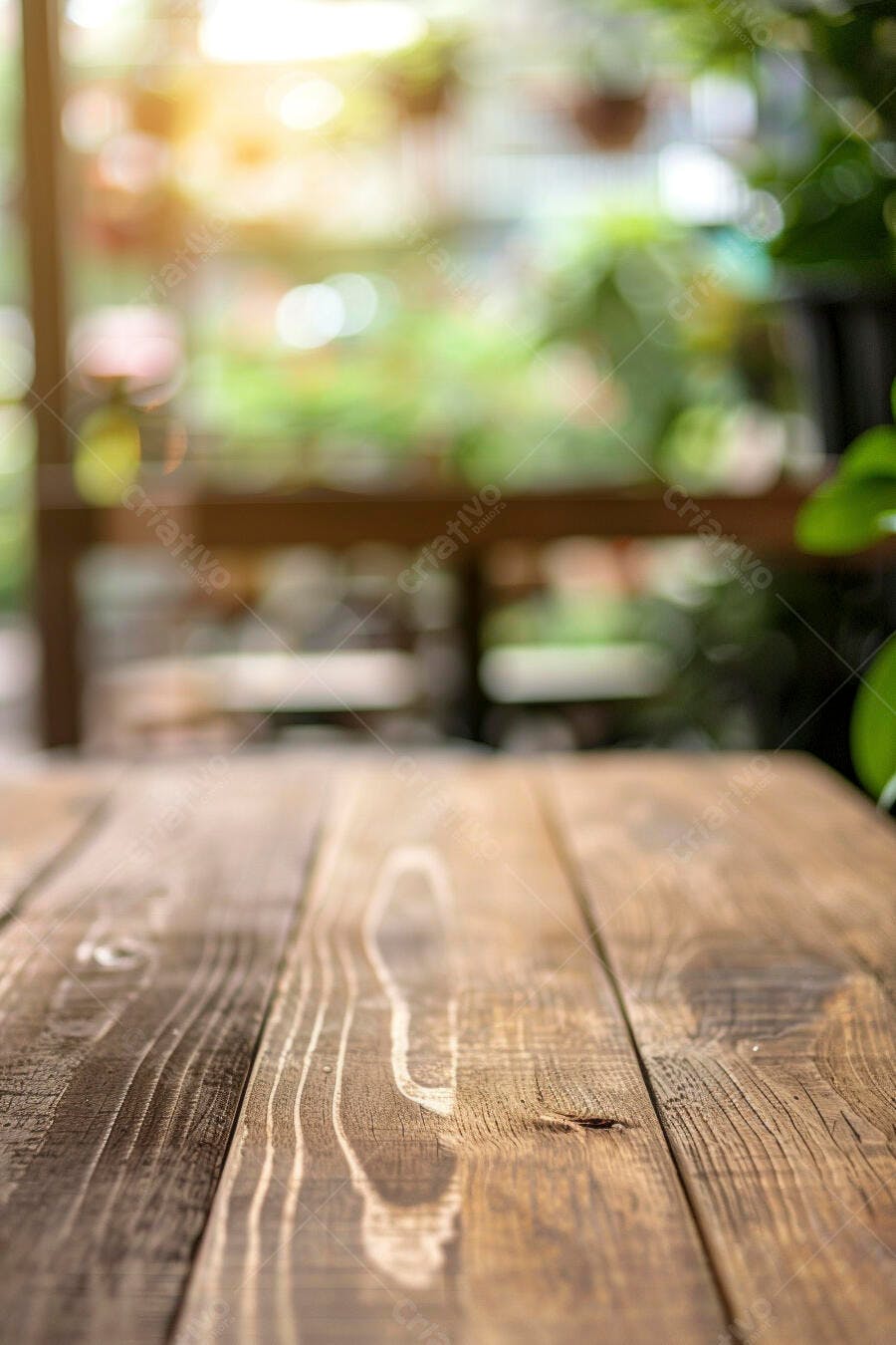 Mesa de madeira rústica com fundo verde desfocado e luz solar cálida