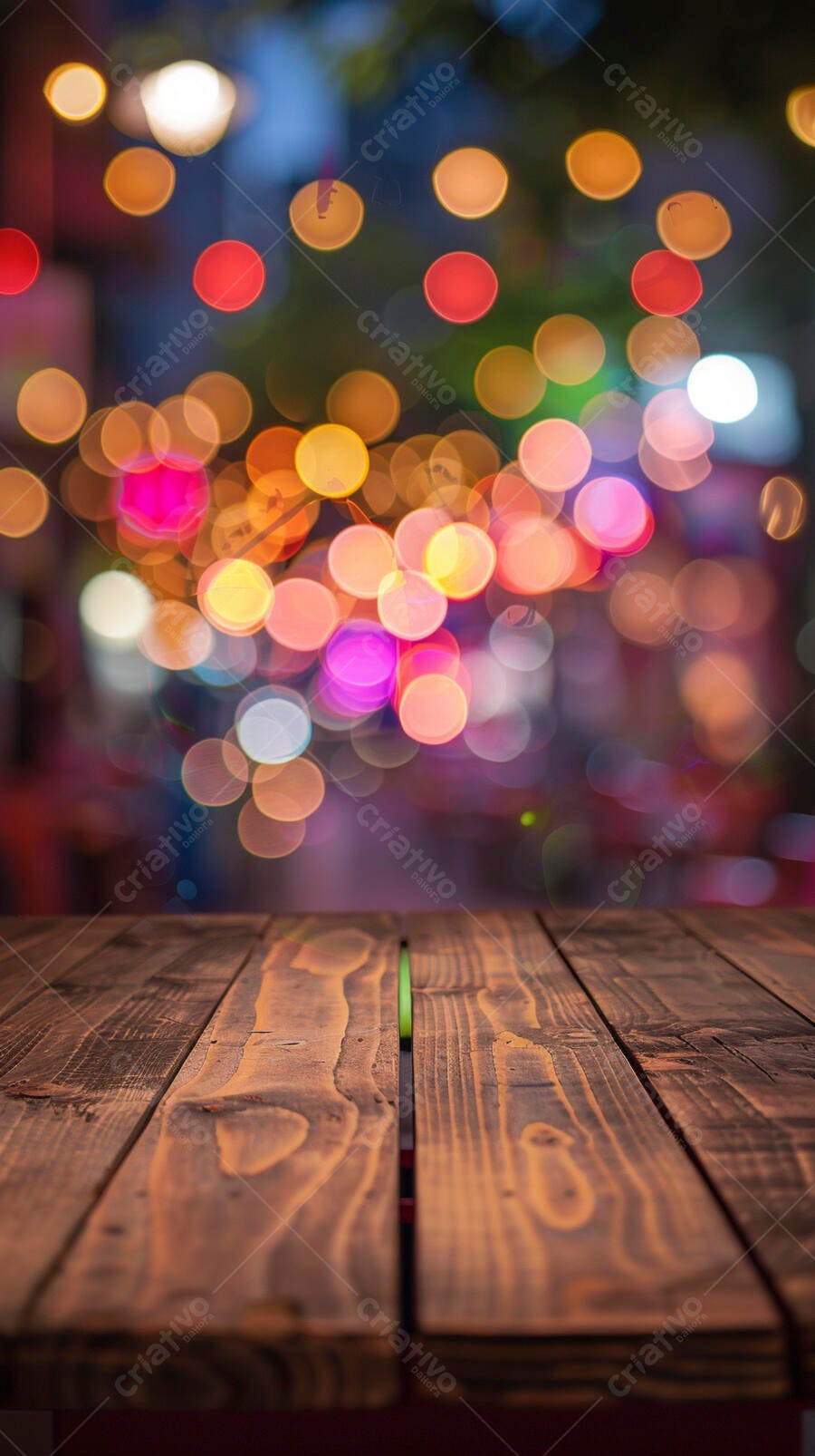 Mesa de madeira rústica com luzes bokeh coloridas de festa em fundo desfocado