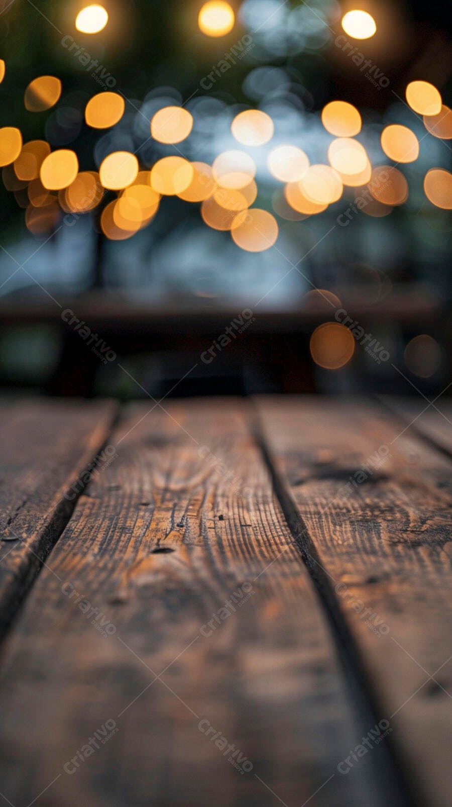 Mesa de madeira rústica com luzes bokeh douradas ao fundo desfocado ambiente noturno