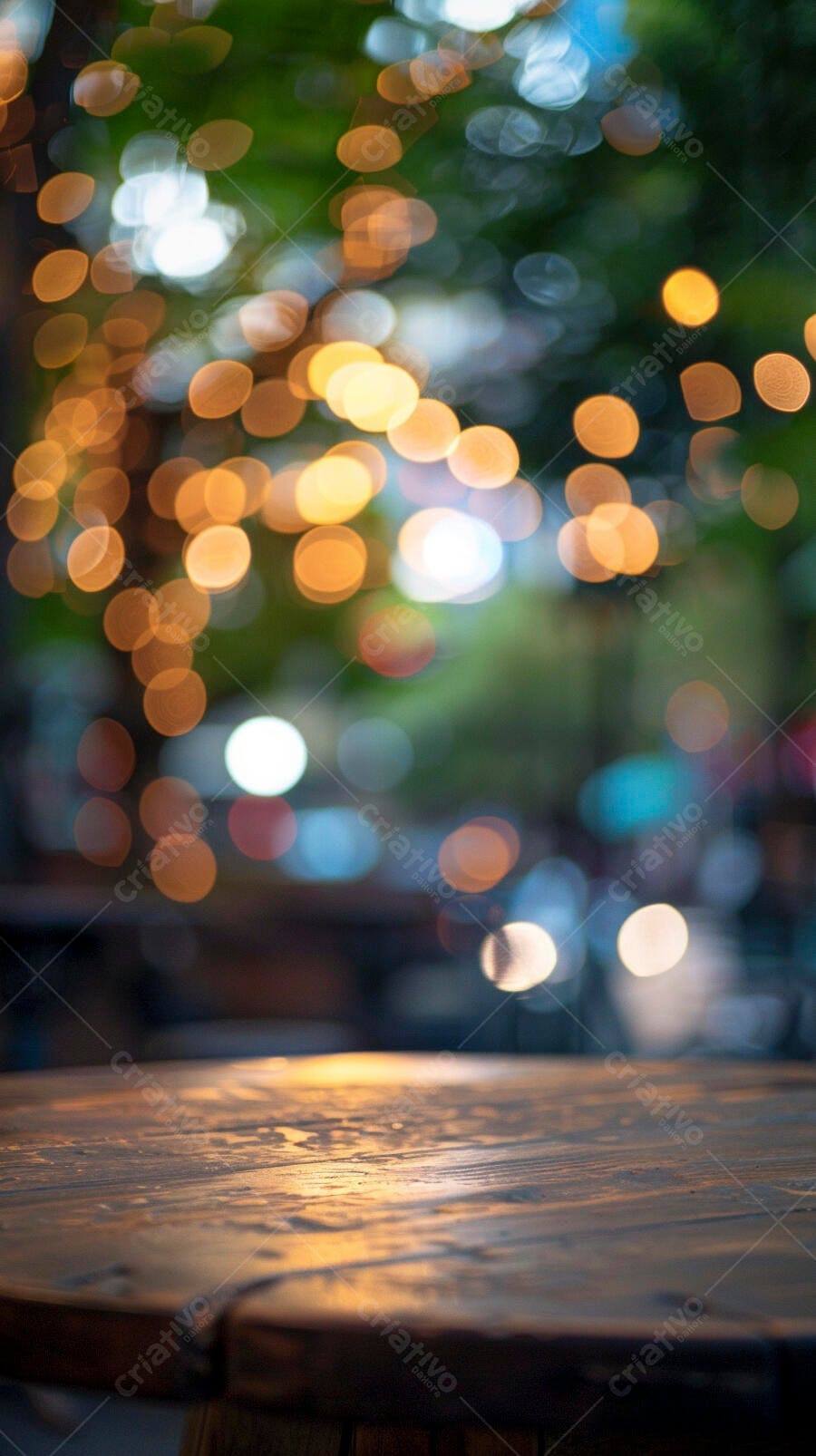 Luzes bokeh quentes sobre mesa de madeira rústica à noite