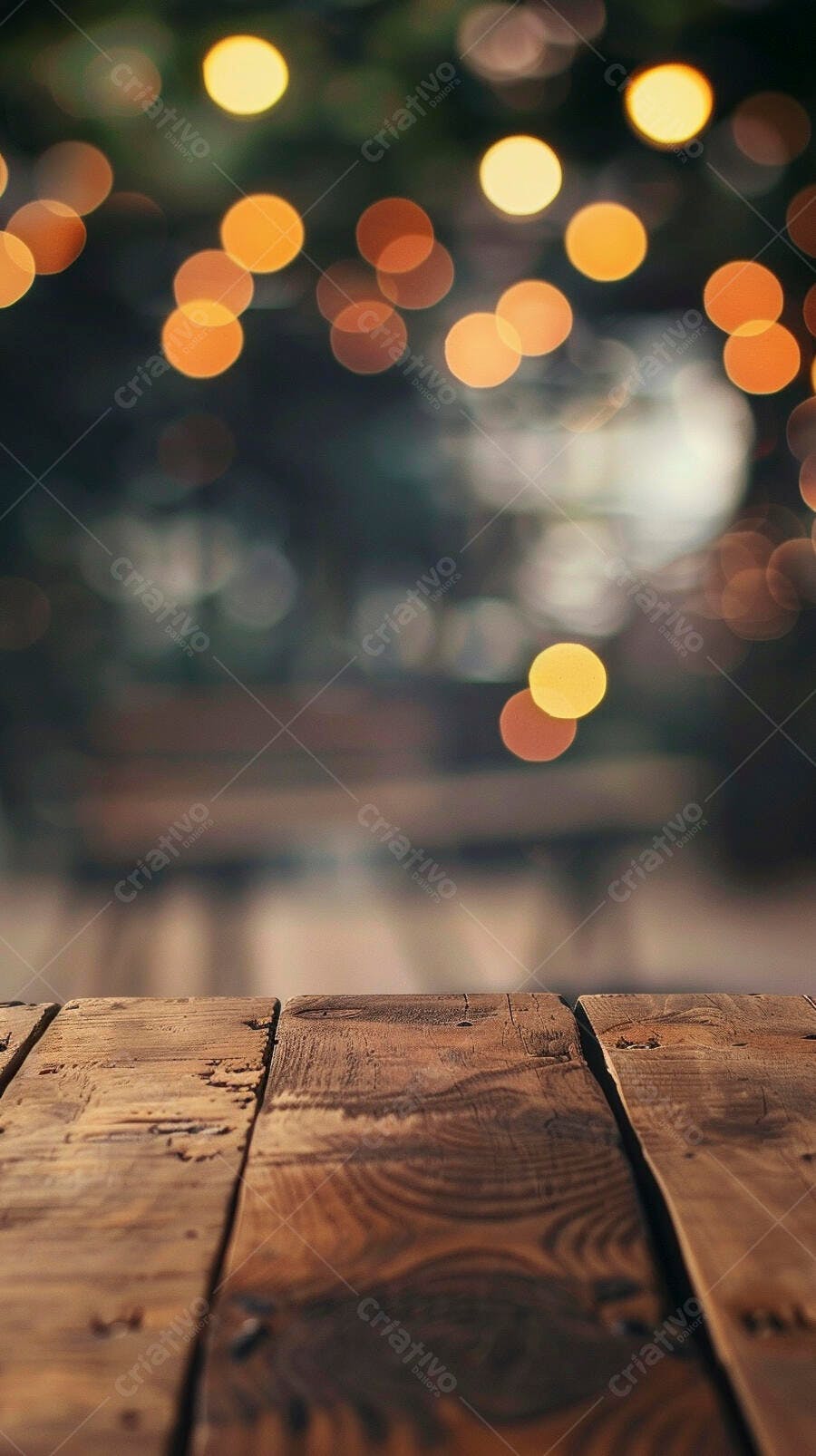 Mesa de madeira rústica com luzes bokeh alaranjadas desfocadas ao fundo