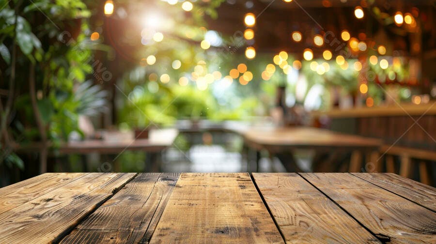 Mesa de madeira rústica em ambiente de jardim com luzes bokeh e plantas verdes