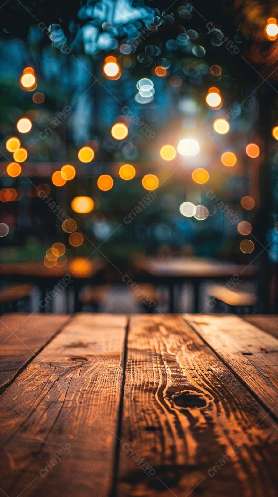 Tábua de madeira rústica com luzes bokeh quentes em fundo noturno