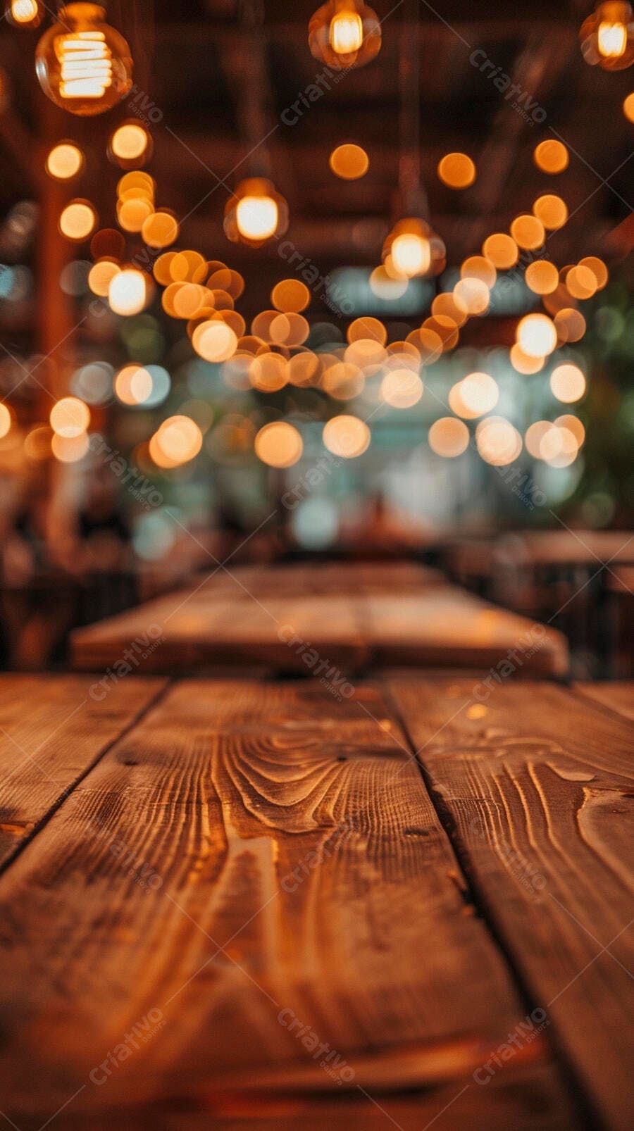 Mesa de madeira rústica com luzes bokeh quentes em café noturno