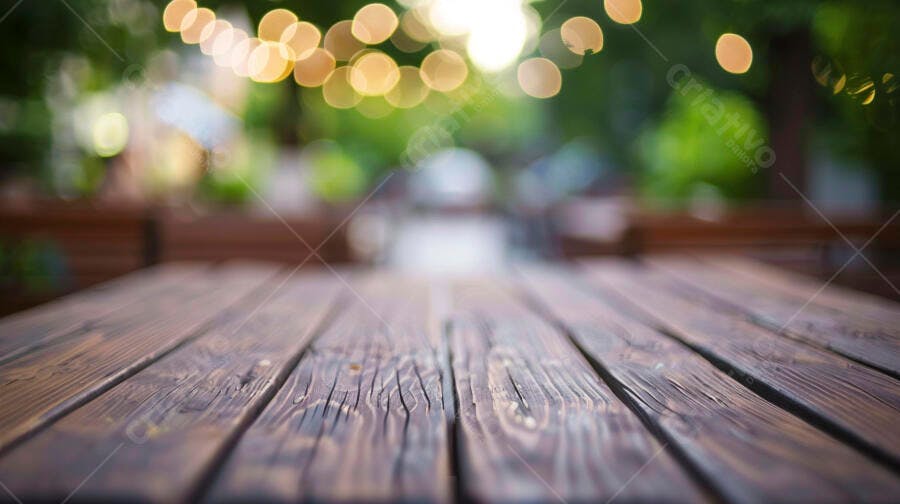 Mesa de madeira rústica com fundo verde desfocado e luzes bokeh quentes