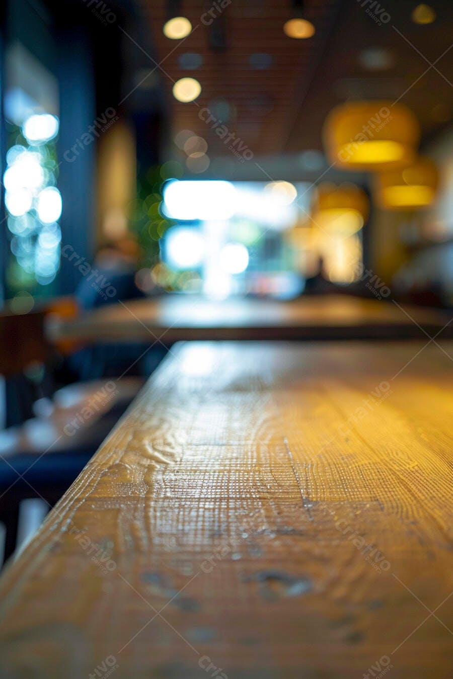 Mesa de madeira em ambiente de cafeteria com luzes bokeh