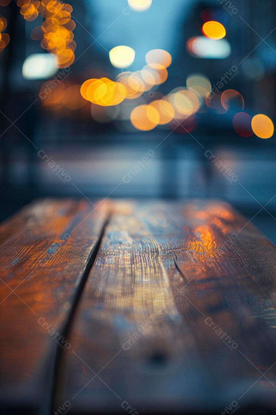Mesa de madeira com luzes bokeh urbanas à noite