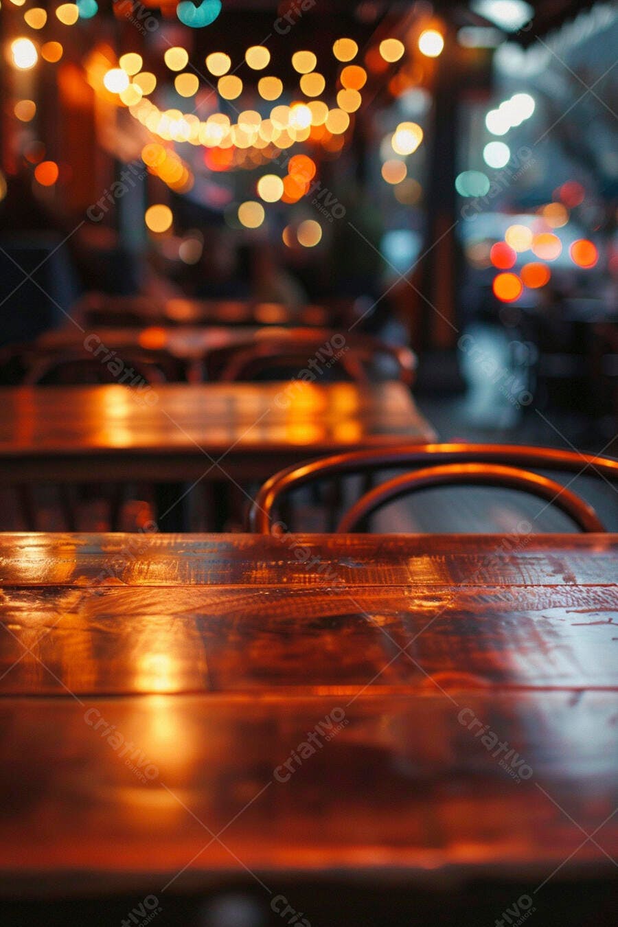 Mesa de madeira rústica em ambiente noturno com luzes bokeh vibrantes