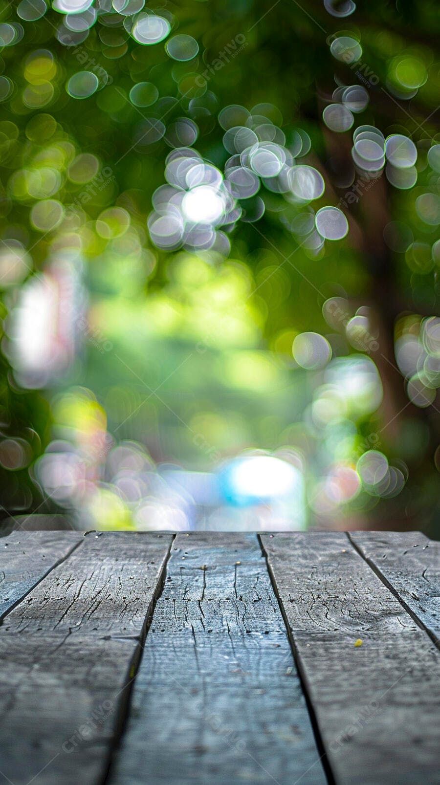 Mesa de madeira rústica com bokeh verde de natureza